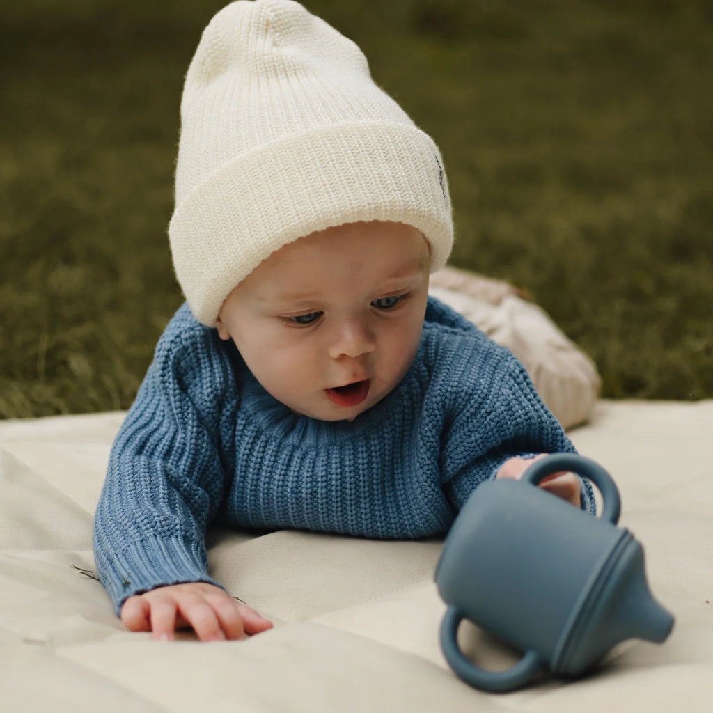 Chandail en tricot bleu indigo porté par bébé