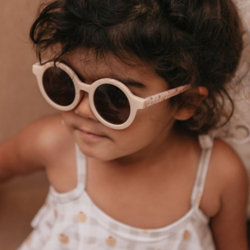 Petite fille portant des lunettes de soleil au look bohème