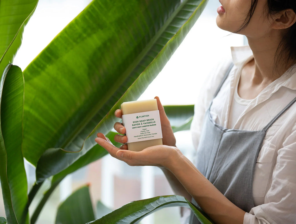 femme tenant un produit naturel et vegan de la marque Plantish
