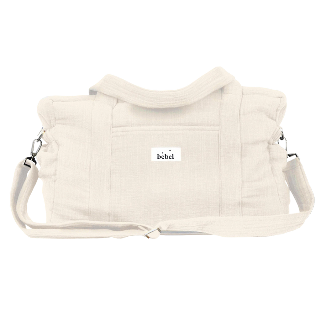 Un Sac à Langer Bebel 24/48h de couleur sable posé sur un fond neutre. Le sac est ouvert, révélant son intérieur spacieux et bien organisé. Des couches, des lingettes, des biberons et d'autres accessoires pour bébé sont disposés dans les différentes poches et compartiments.