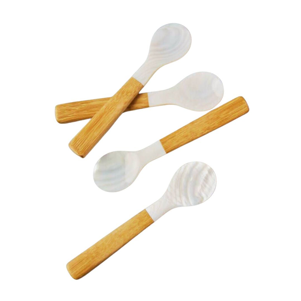 Un ensemble raffiné de 4 cuillères BeHome en nacre et bambou, présenté sur un fond blanc. Chaque cuillère, d'une forme simple et élégante, possède un manche en bambou naturel et une surface en nacre irisée.