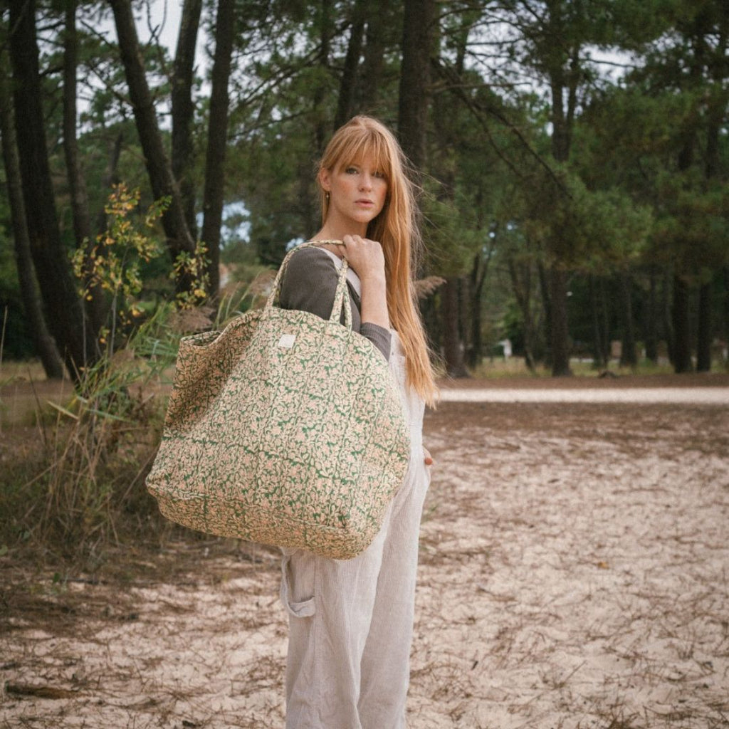 Femme à la plage portant le sac fourre-tout kaki de la marque BOnheur du Jour Paris