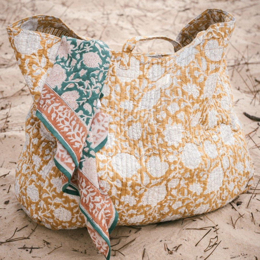 Un sac shopper en coton matelassé couleur absynhte avec ses imprimés floraux  avec une broderie "Bonheur du Jour" ton sur ton. Parfait pour un look bohème chic et pour transporter vos essentiels quotidiens avec style.