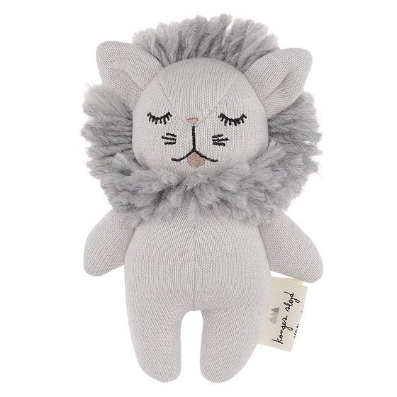 Un hochet adorable en forme de lion de chez Konges Slojd, fabriqué en coton biologique doux et moelleux.