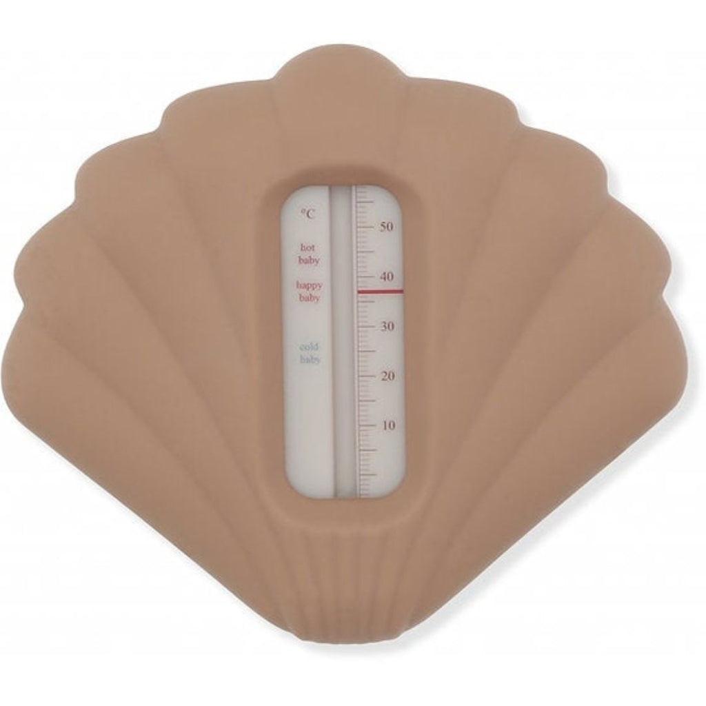 Le thermomètre de bain de chez  Konges Slojd est un accessoire indispensable pour les parents qui souhaitent assurer le confort et la sécurité de leur bébé pendant le bain.