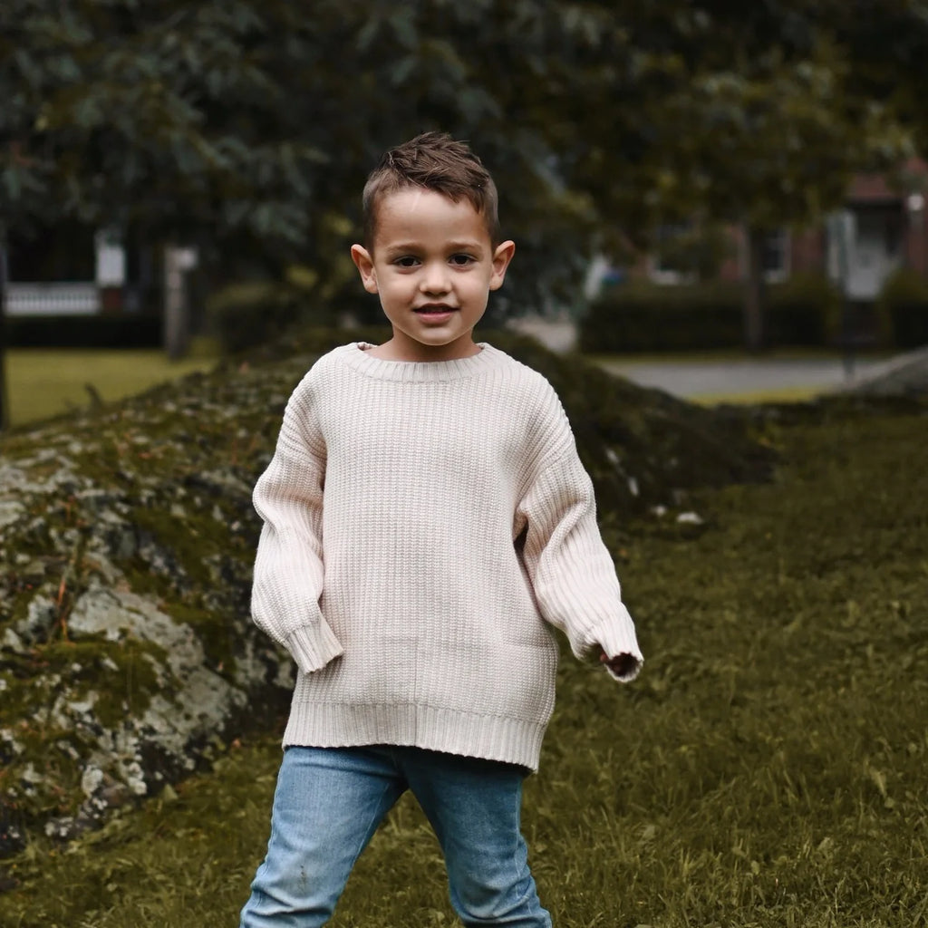 JOli chandail de tricot crème porté par un petit garçon