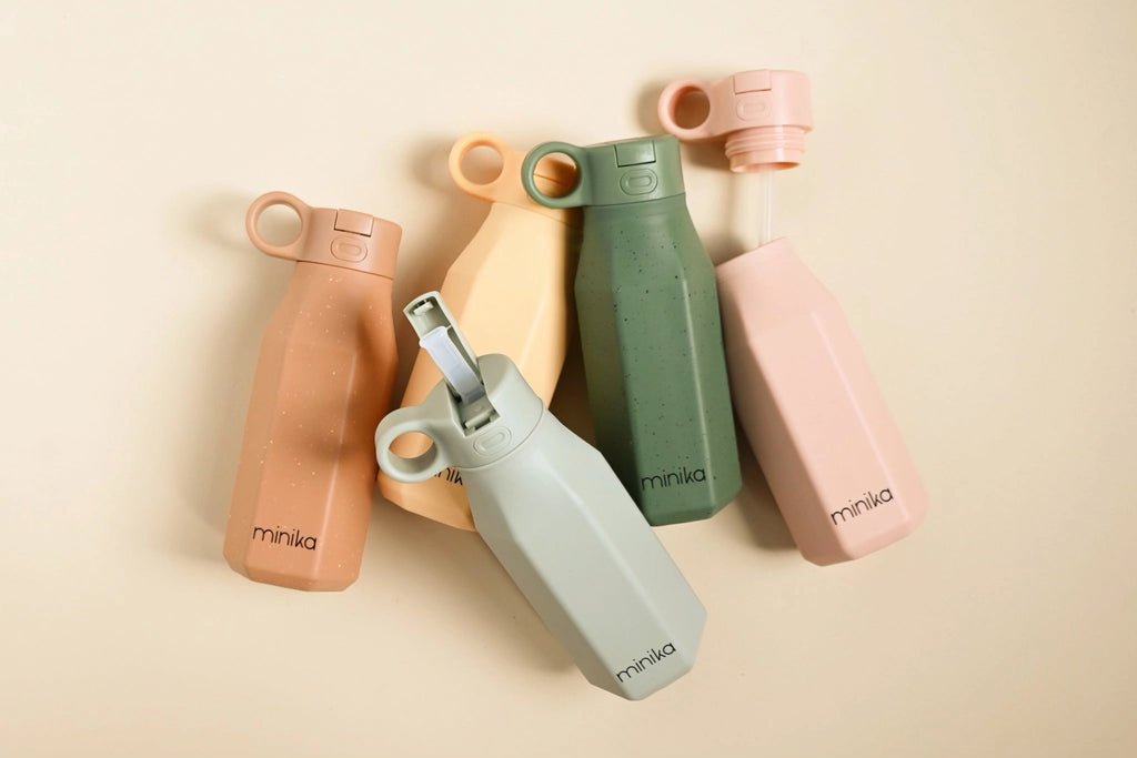 La collection de bouteilles d'eau pour enfant Minika en silicone avec sa paille et son couvercle diverses couleurs