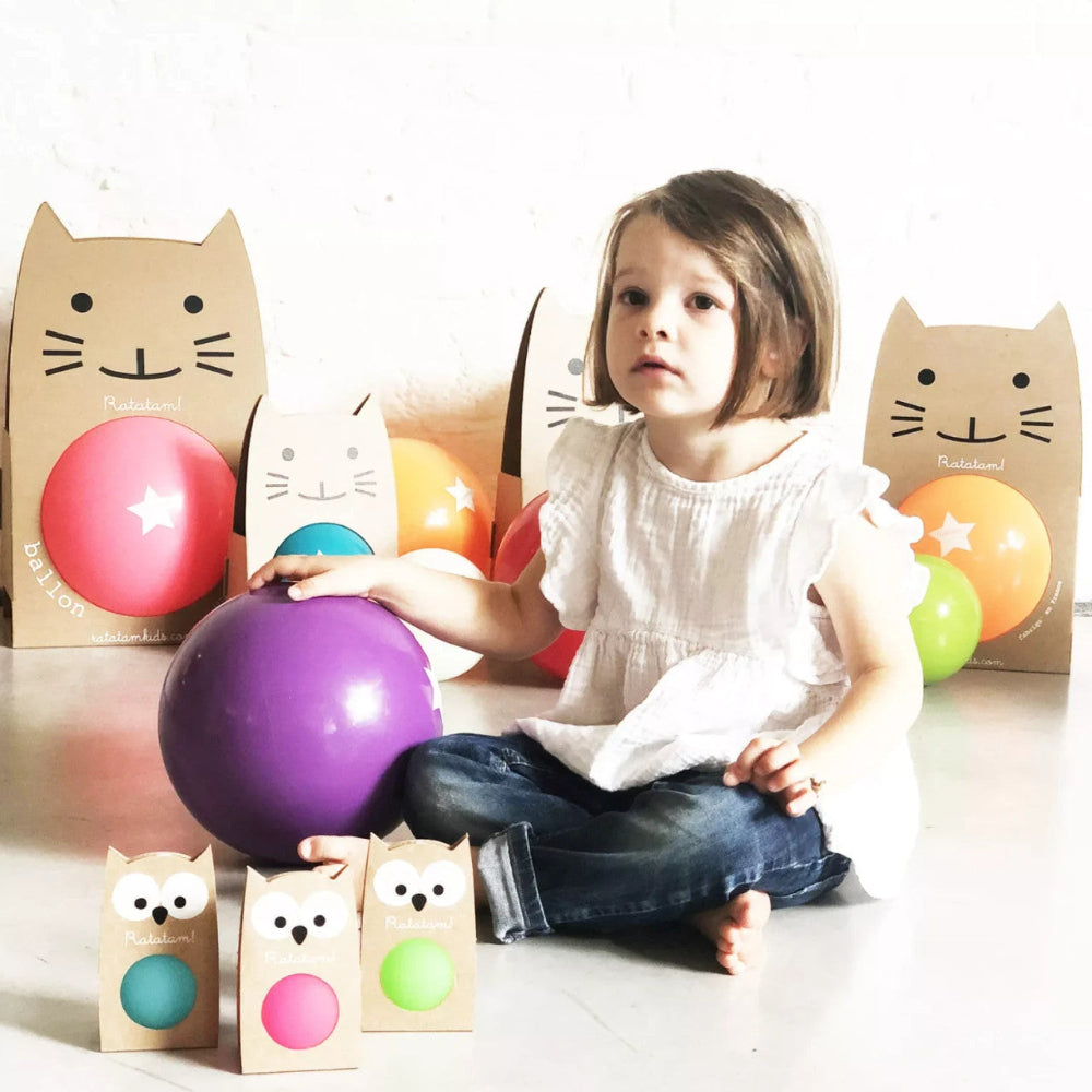 Petite fille jouant avec le ballon Rose CHAT de la marque RATATAM