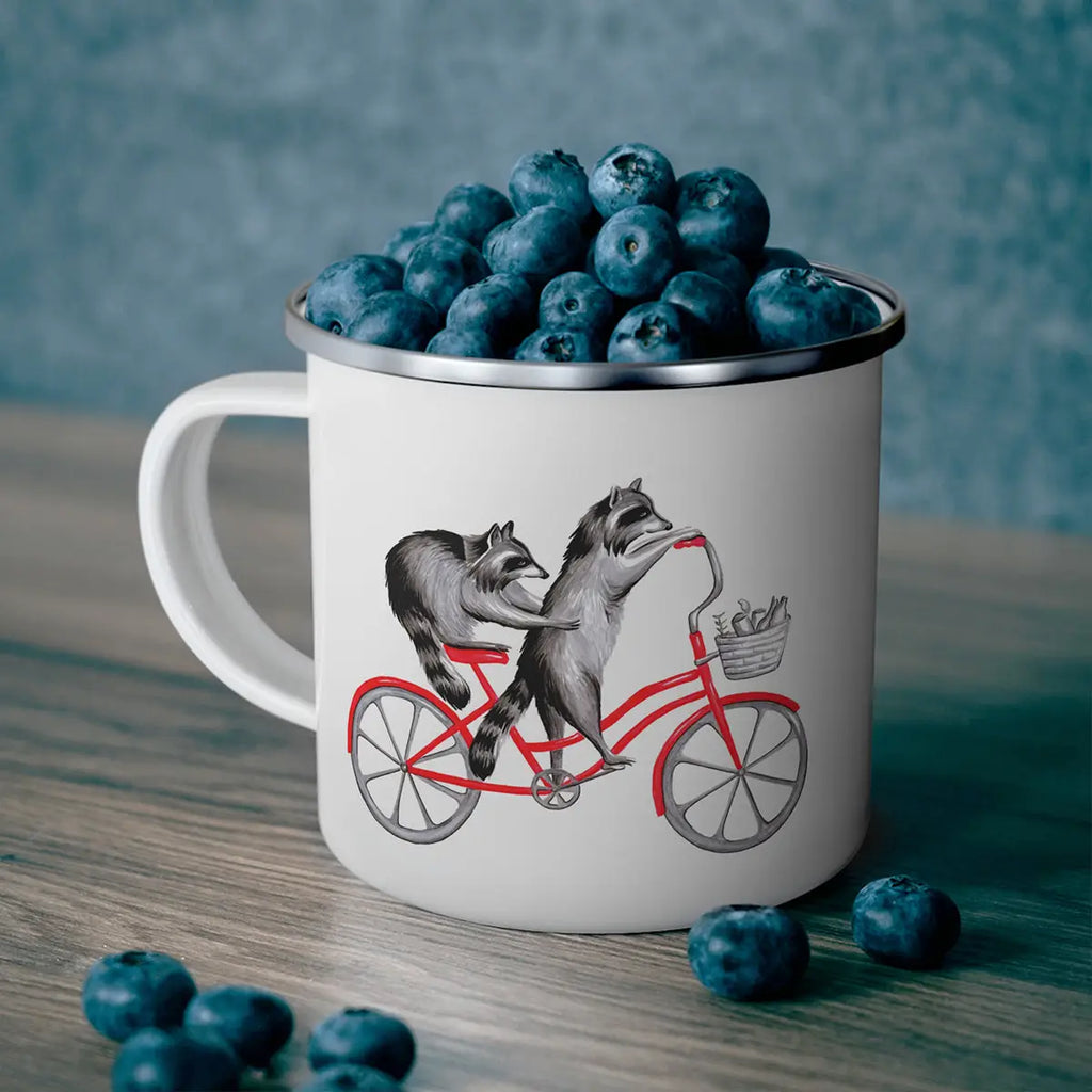 Photo de a tasse en acier inoxydable émaillée avec deux ratons laveurs à vélo de la compagnie Montréalaise Sardines Studio
