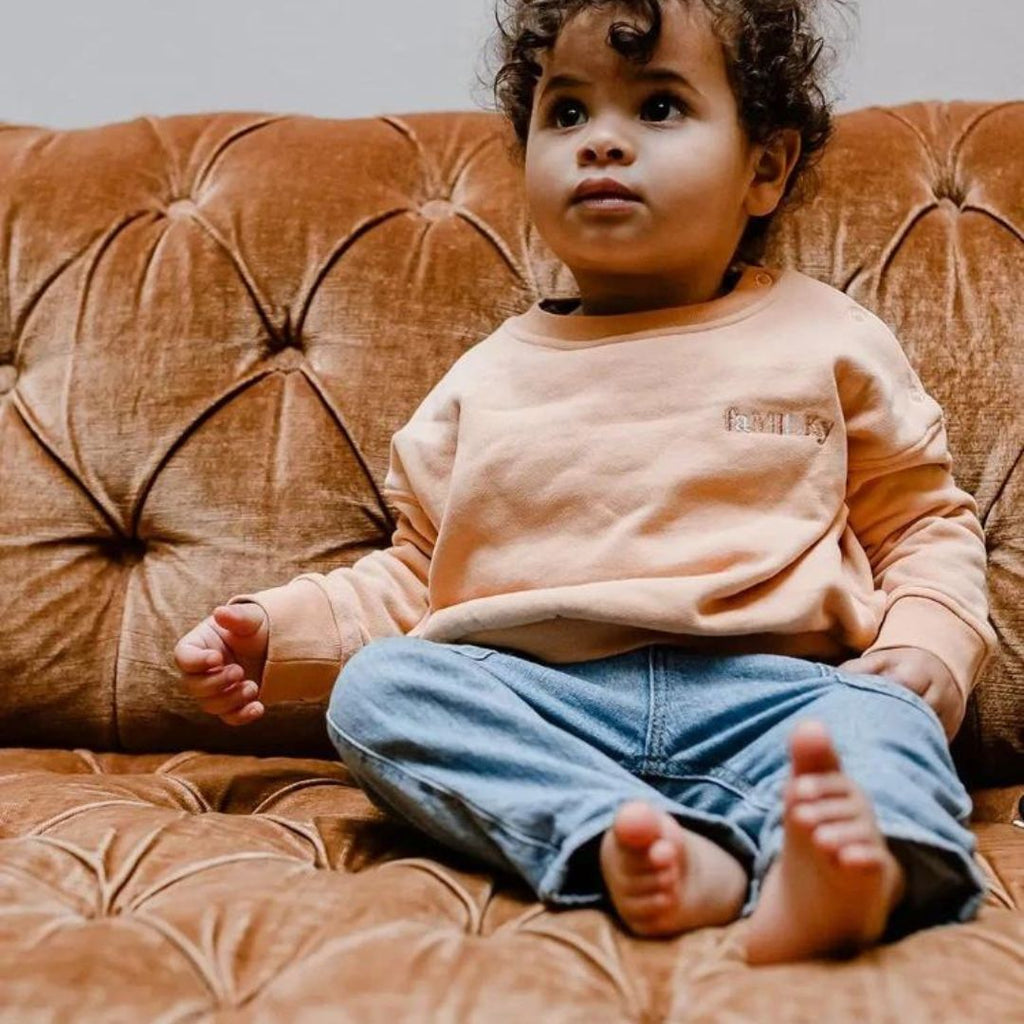 Chandail bébé "Familky Abricot" de You & Milk  Doux et confortable  Fabriqué en France avec des matériaux OEKO-TEX®  Disponible en plusieurs tailles  Parfaitement adapté aux bébés de 3 à 18 mois