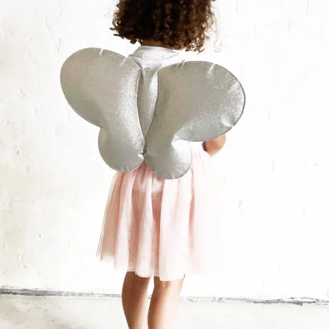 petite fille portant le kit papillon de déguisement ratatamkids avec des ailes argentées un jupon rose